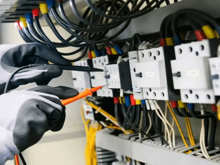 Profissional realizando serviço elétrico