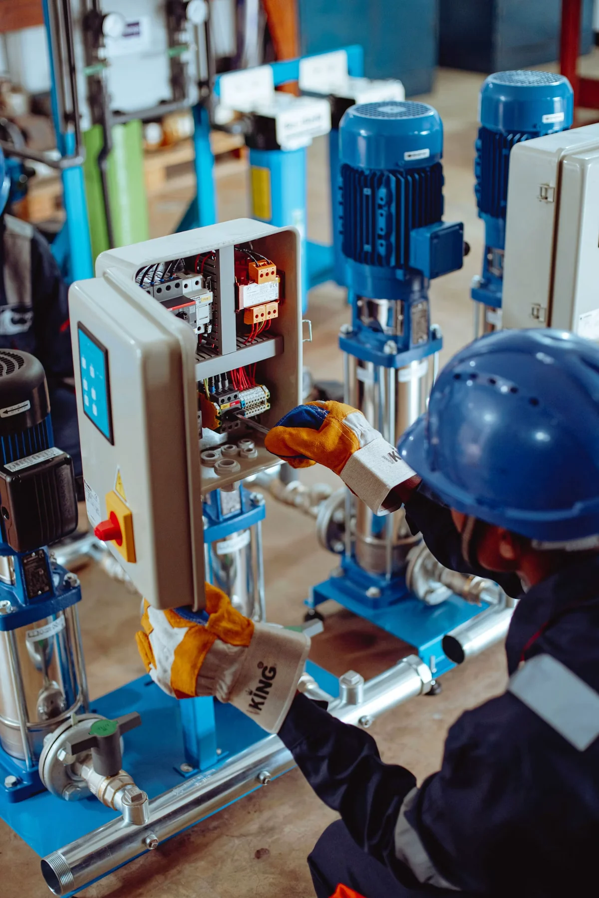 Profissional realizando manutenção em sistema hidráulico e equipamentos